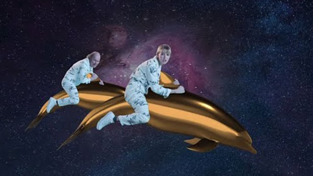 Angèle et Philippe Katerine chevauchent des dauphins dans le clip déjanté de Duo