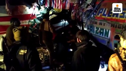 आगरा-लखनऊ एक्सप्रेसवे पर बस और ट्रक टकराए
