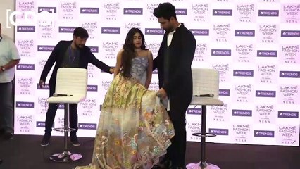Vicky Kaushal SAVES Jhanvi Kapoor From EMBARRASSING Moment At LFW2020