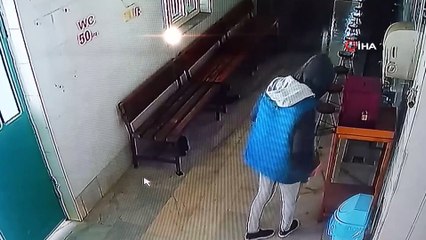 Camideki yardım kutusunu masayla birlikte böyle çaldılar