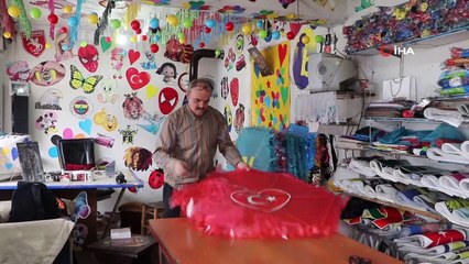 Yaz-kış demeden uçurtma üretiyor