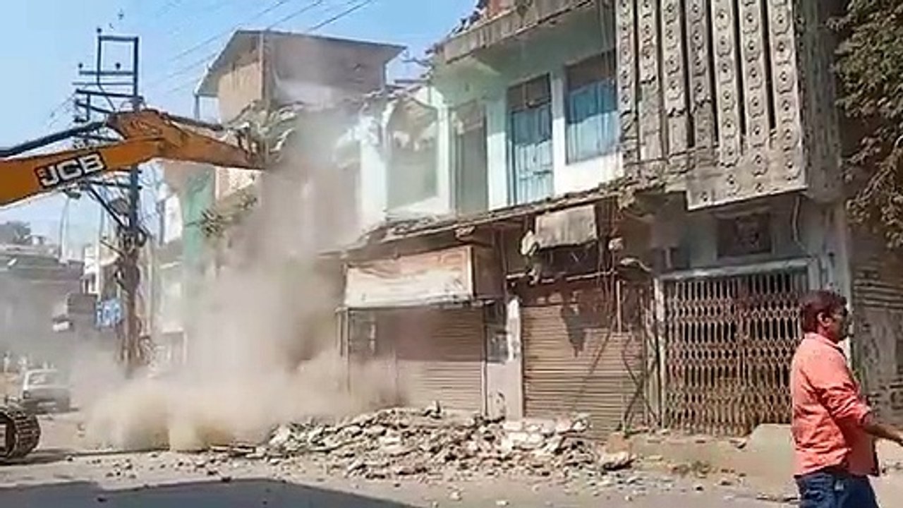 इंदौर निगम की बड़ी कार्रवाई, अवैध मकान-दुकान को किया जमींदोज