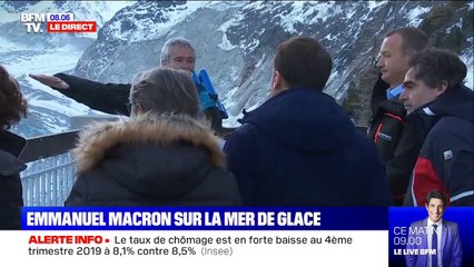 Emmanuel Macron s'apprête à descendre l'escalier qui mène à la Mer de Glace, qui a perdu 130 mètres de hauteur en un siècle