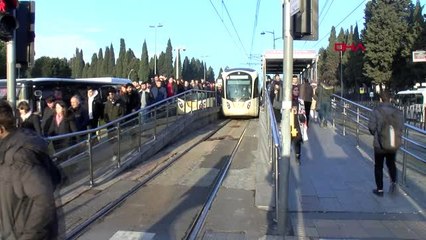 İstanbul-istanbul'da tramvay seferlerinde arıza; duraklarda yoğunluk oluştu