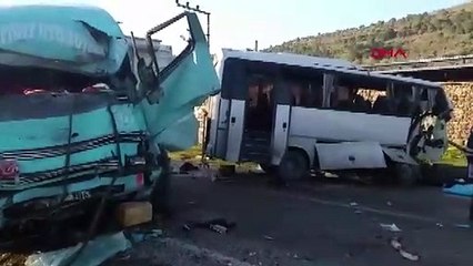 Bergama’da servis aracı ile kamyon çarpıştı: 4 ölü, 8 yaralı
