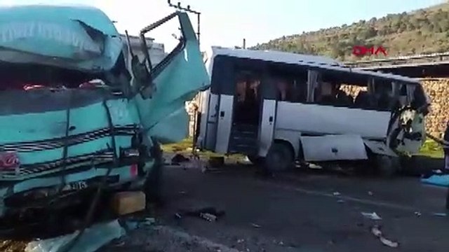 Bergama’da servis aracı ile kamyon çarpıştı: 4 ölü, 8 yaralı
