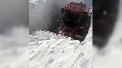 Zorlu köy yolu açma çalışması