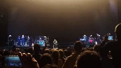 Joaquín Sabina vuelve al escenario en silla de ruedas tras su caída