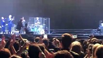 Joaquín Sabina anuncia la cancelación del concierto tras caerse del escenario