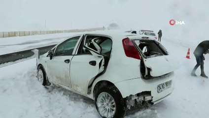 Download Video: Sivas'ta Trafik Kazası, Otomobil Bariyerlere Ok Gibi Saplandı