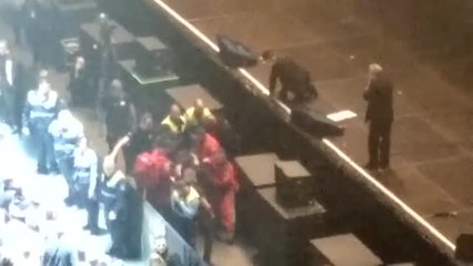 Aparatosa caída de Sabina en pleno concierto anoche en Madrid