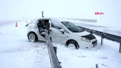 Sivas otomobil bariyerlere saplandı 1 ölü, 3 yaralı