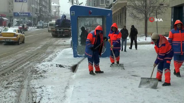Lapa lapa yağan kar Erzurum'u beyaza bürüdü
