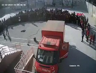 Öğrencinin yüzüne tekme atan müdür kamerada