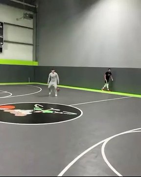 Un incroyable panier de Basketball réalisé par ces deux talentueux basketteurs