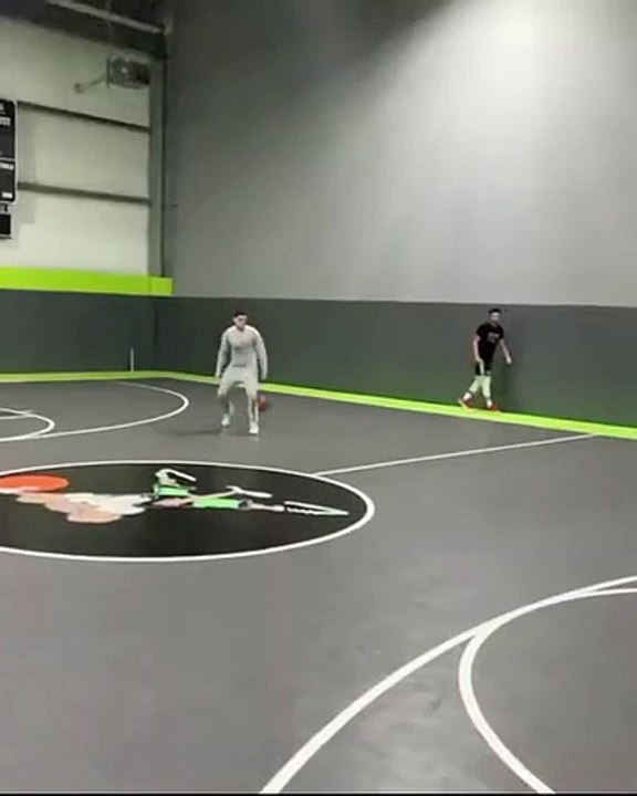 Un incroyable panier de Basketball réalisé par ces deux talentueux basketteurs