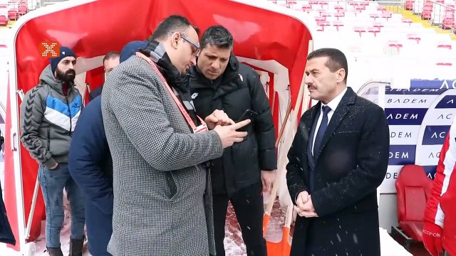 Kupa maçının oynanacağı Yeni 4 Eylül Stadı'nın zemini karla kaplandı