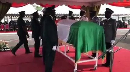 Video herunterladen: [#Armée ] - Honneur funèbre militaire au feu colonel Issiaka Ouattara dit Wattao à l'Etat Major des Armées en présence du Ministre d'Etat, ministre de la Défense Hamed Bakayoko