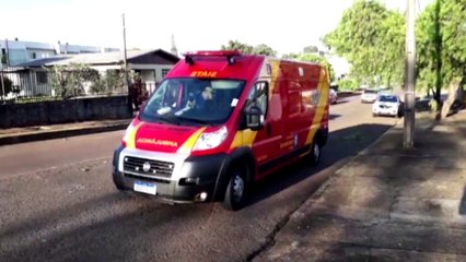Carro colide contra ciclista na Rua Vitória