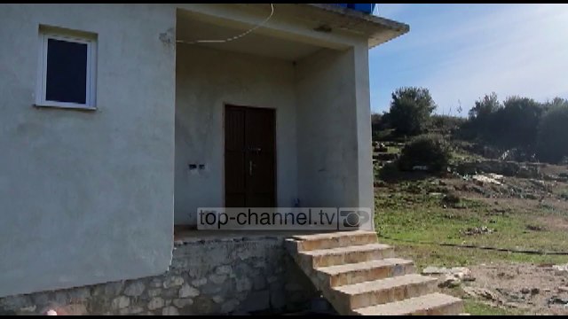 Vlorë/ Merr flakë kasollja, 80-vjeçarja humb jetën mes flakëve