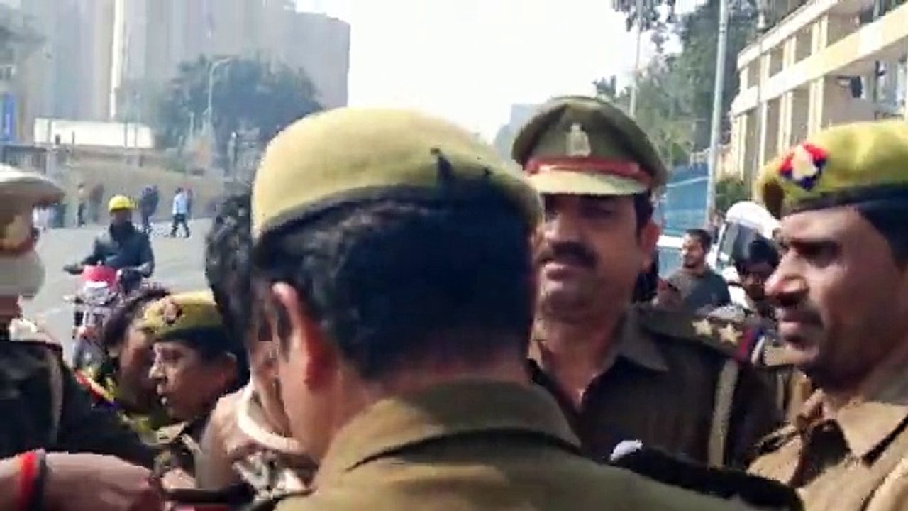 हजरतगंजः न्याय न मिलने से परेशान युवक ने किया आत्मदाह का प्रयास