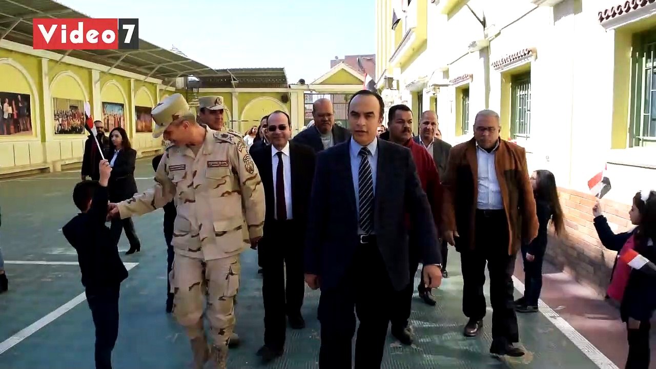 شاهد.. عروض عسكرية وندوة تثقيفية بمدرسة فى بنى مزار بالمنيا