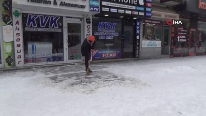 Ağrı'da kar yağışı...324 köy yolu ulaşıma kapandı