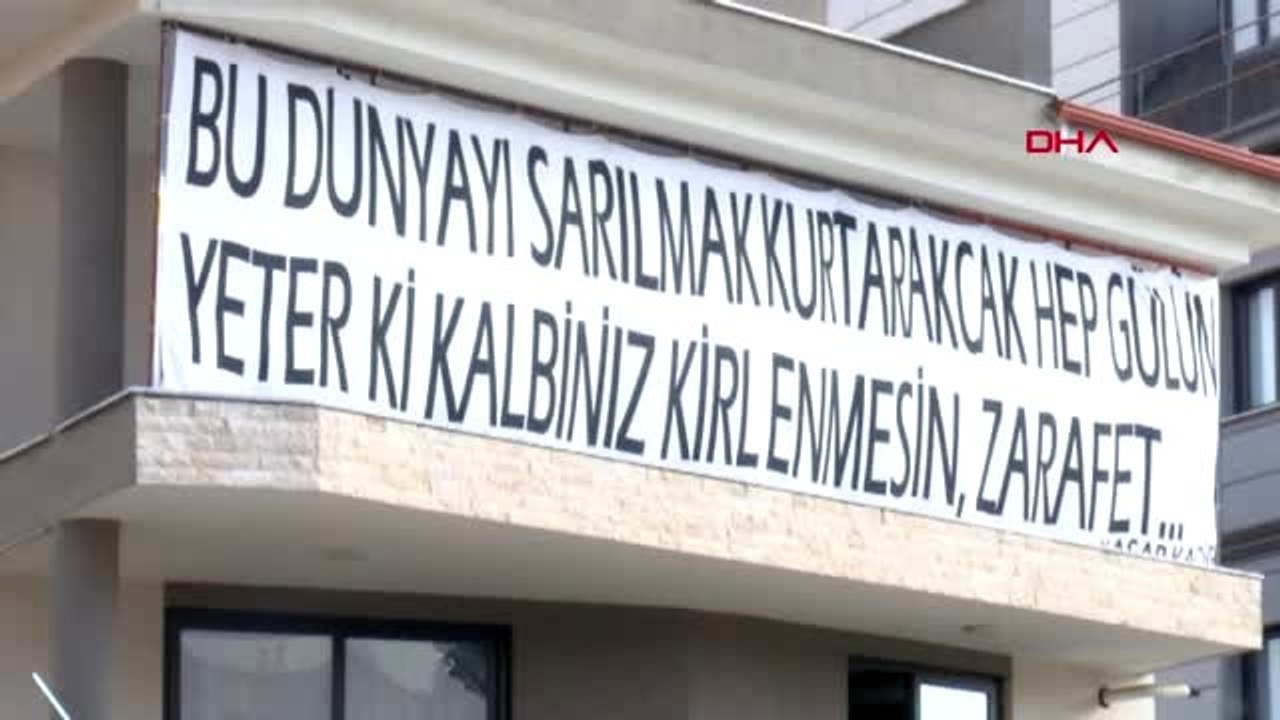 Toplumsal mesaj içeren cümleleri, afişlere yazdırıp dükkanının dışına asıyor