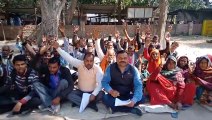 हरदोई: चकबंदी निरस्त करने के लिए ग्रामीणों ने किया प्रदर्शन