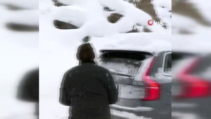 Cenaze dönüşü yola düşen çığ nedeniyle belediye başkanı mahsur kaldı