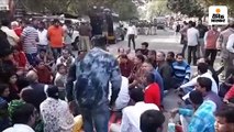 थड़ियों में आग लगाने के विरोध में धरने पर बैठे थे भाजपा कार्यकर्ता, पुलिस ने बलप्रयोग कर खदेड़ा; हंगामा