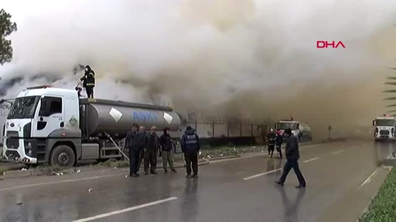 Adana silaj fabrikasında çıkan yangın nedeniyle karataş yolu çift yönlü trafiğe kapatıldı-1