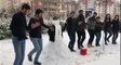 Diyarbakır'da bir grup vatandaş türkü eşliğinde kardan adamla halay çekti