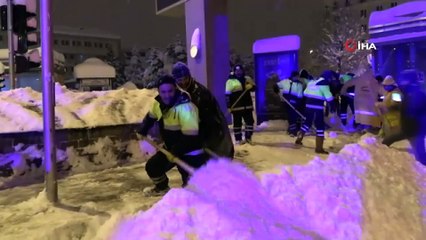 Hem eğlendiler hem de işlerini yaptılar...İşte türkülü halaylı kar temizle seferberliği