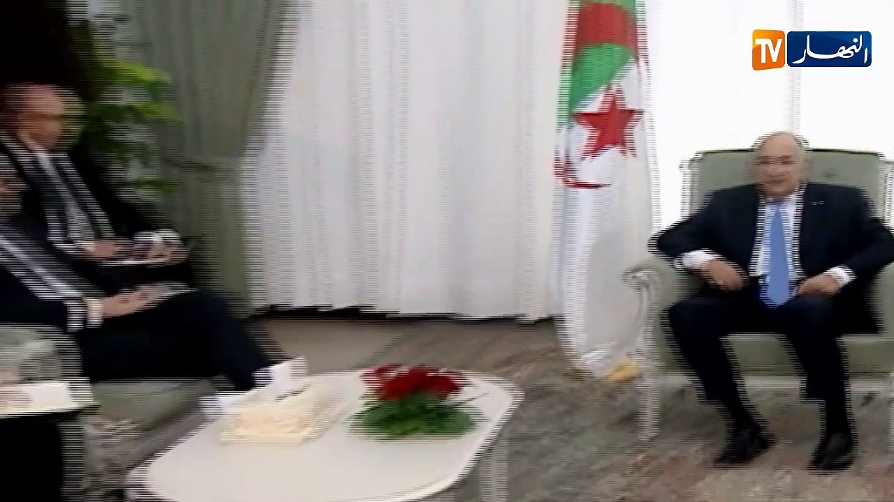 رئيس الجمهورية يستقبل وزير الشؤون الخارجية اليوناني الذي سلمه دعوة رسمية لزيارة اليونان