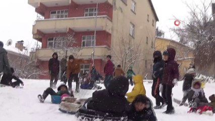 Bingöl’de kar çocuklara eğlence oldu