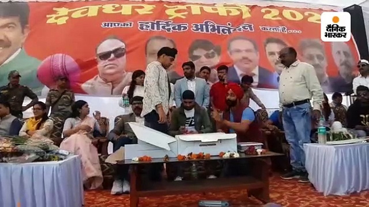 क्रिकेटर हरभजन सिंह खनिज मंत्री के साथ खुली जीप...