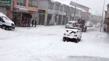 Karlıova'da kar kamyonlarla ilçe dışına taşınıyor