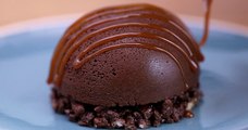 Fondant et croustillant à la fois, le dôme mousse au chocolat est le dessert qu'il vous faut