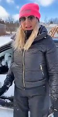 Mulher esqueceu-se de fechar a janela do carro durante tempestade de neve