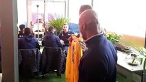 Football - La remise du maillot du SAS au gérant des Moulins Bleus