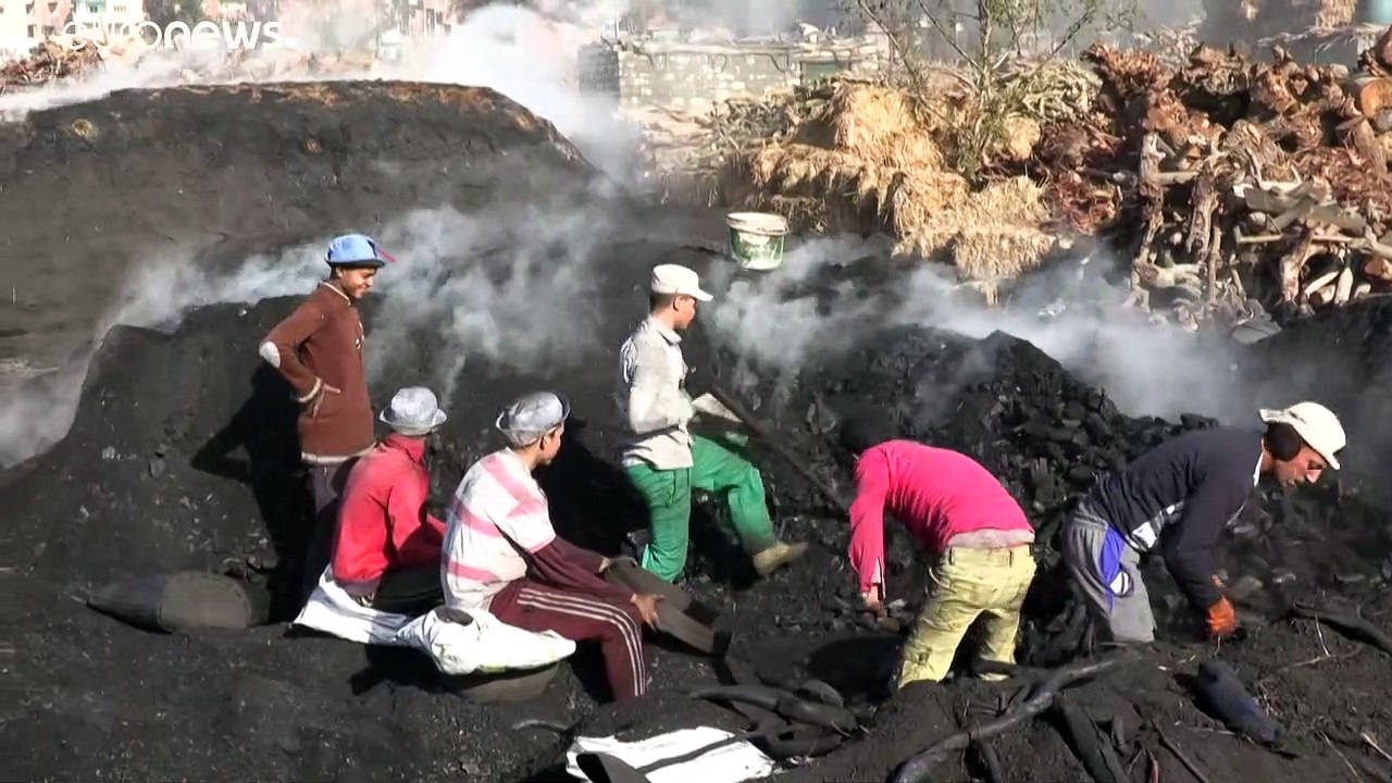 شاهد: عمال مصريون يمشون على الجمر لكسب قوت يومهم