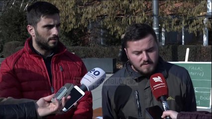 “Mësim deputetëve analfabetë”/ Protesta para selisë së Kuvendit të Kosovës