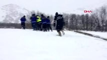 Tunceli'de elektrik dağıtım görevlilerinin karda zorlu çalışması