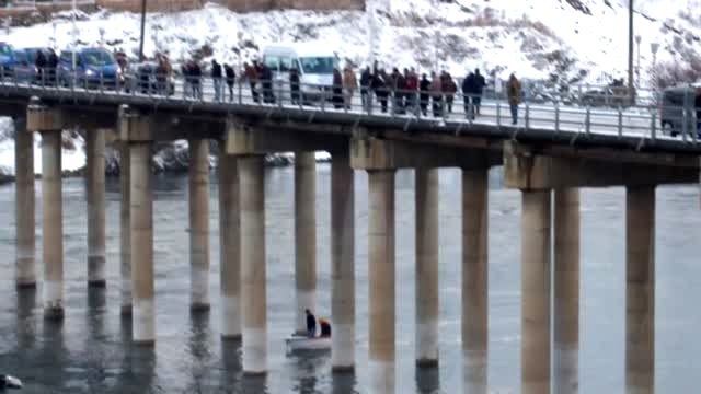 Fırat Nehri'nde batan teknedeki kişi için arama çalışması başlatıldı