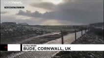 Weißer Schaum am Strand von Cornwall