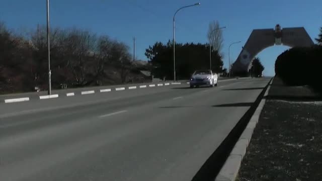 Un hombre en Crimea decora un descapotable con diamantes de imitación