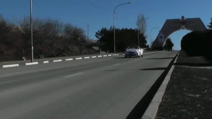 Un hombre en Crimea decora un descapotable con diamantes de imitación