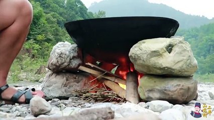 【山藥村二牛】雞這樣做真好吃，整隻雞放在沙子裡燜，比吃叫花雞過癮