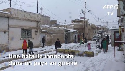 Malgré la guerre, petits et grands fêtent la neige dans les rues de Qamichli